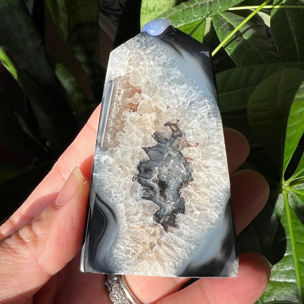 Black lace agate tower (f) | crystal